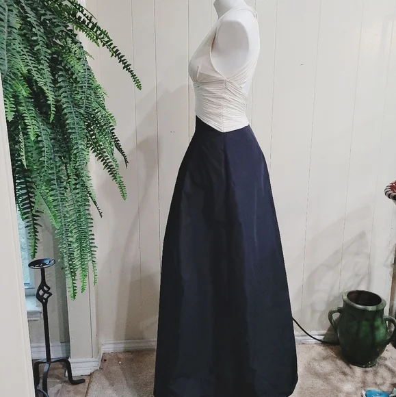 BCBGmaxazria Cocktail Wedding Formal Maxi Dress with Pockets Plunge V Neck Sz 2 - Picture 5 of 13